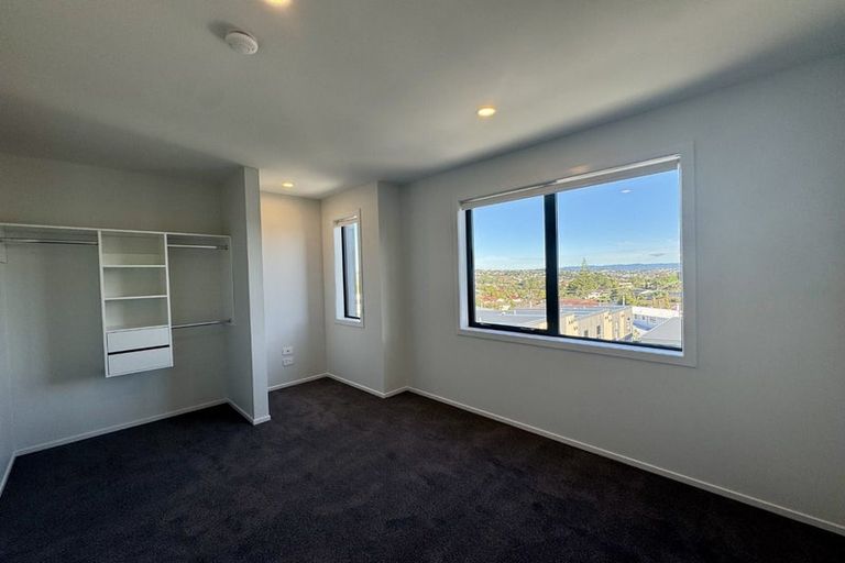 Photo of property in 4/506 Glenfield Road, Bayview, Auckland, 0629