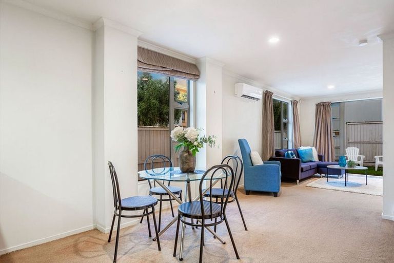 Photo of property in 37 Verdale Circle, Glen Eden, Auckland, 0602