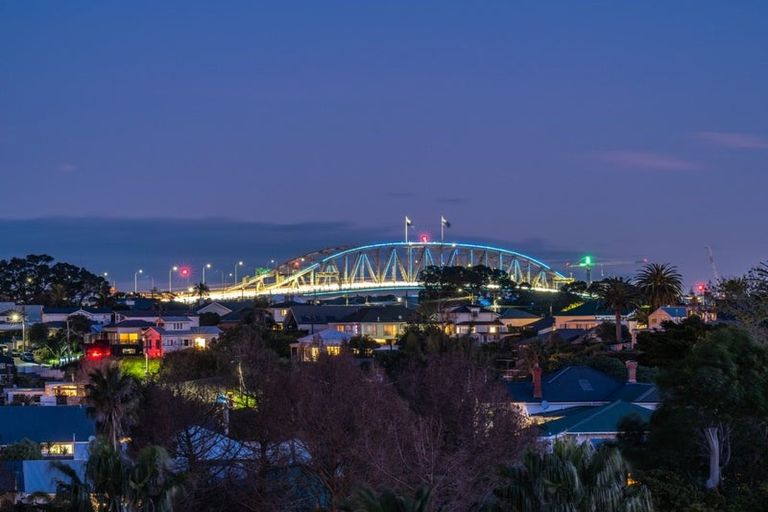 Photo of property in 26 Waimana Avenue, Northcote Point, Auckland, 0627