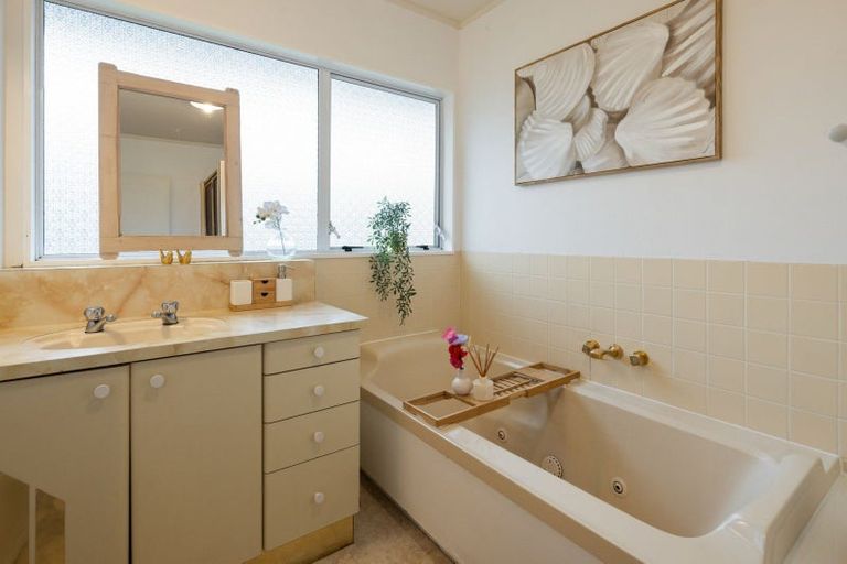 Photo of property in 8 Burn-murdoch Street, St Andrews, Hamilton, 3200