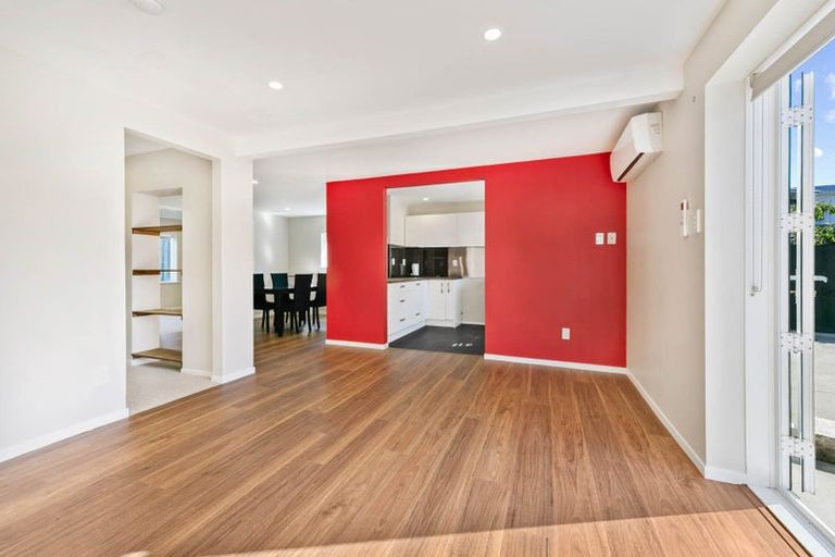Photo of property in 18 Grassmere Road, Henderson Valley, Auckland, 0612