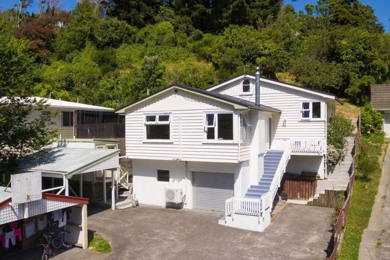 Photo of property in 76a Newlands Road, Newlands, Wellington, 6037