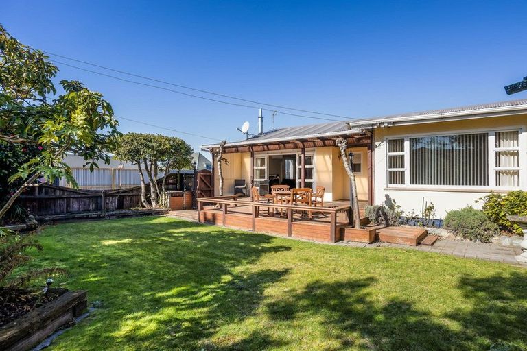 Photo of property in 19 Derrett Place, Saint Martins, Christchurch, 8022