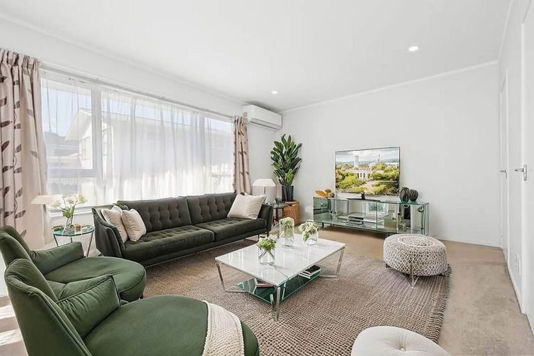 Photo of property in 1/112 Gossamer Drive, Pakuranga Heights, Auckland, 2010