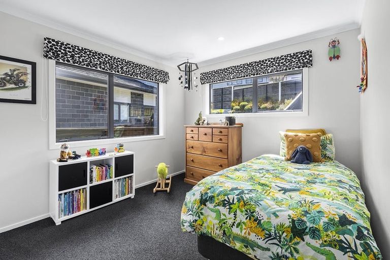 Photo of property in 12 Grumman Lane, Newlands, Wellington, 6037