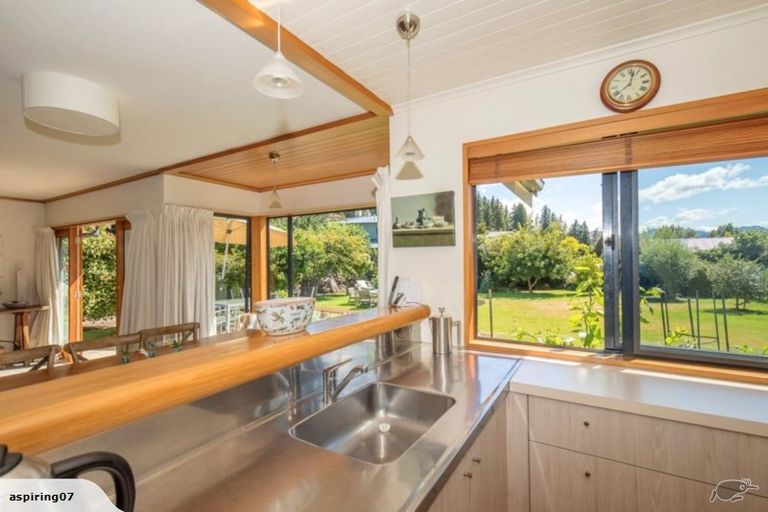 Photo of property in 16 Heuchan Lane, Wanaka, 9305