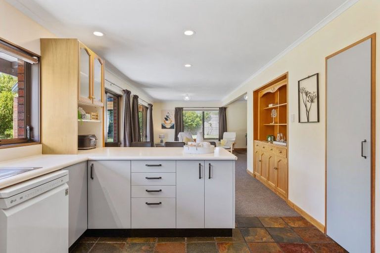 Photo of property in 17 Hind Place, Hokowhitu, Palmerston North, 4410