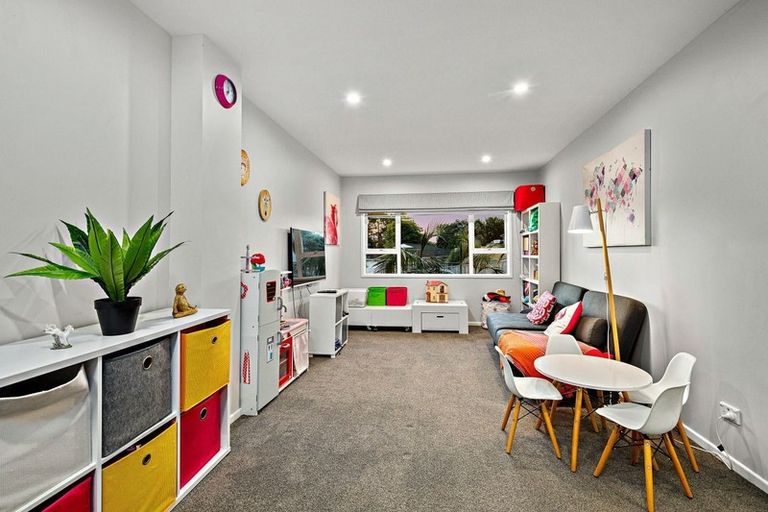 Photo of property in 23 Helleur Road, Massey, Auckland, 0614