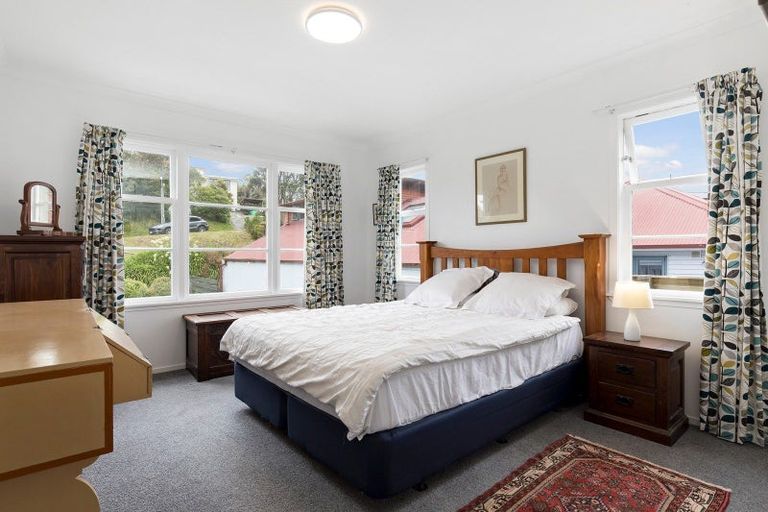 Photo of property in 36 Miles Crescent, Newlands, Wellington, 6037
