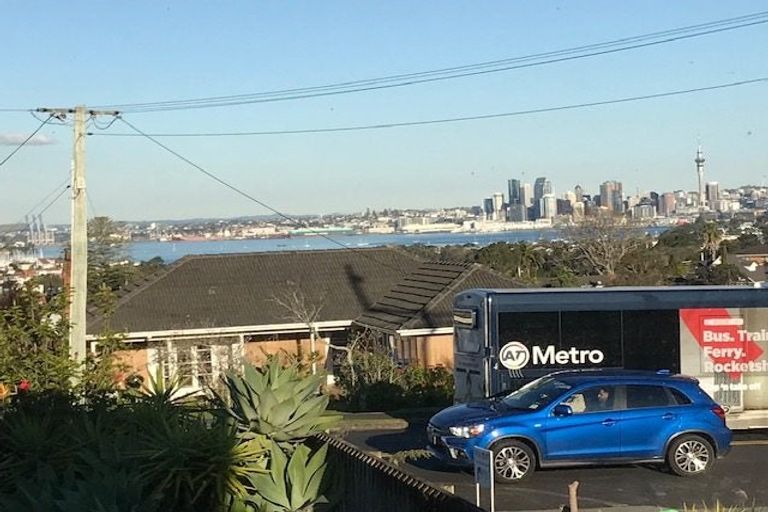 Photo of property in 95 Ocean View Road, Hillcrest, Auckland, 0627