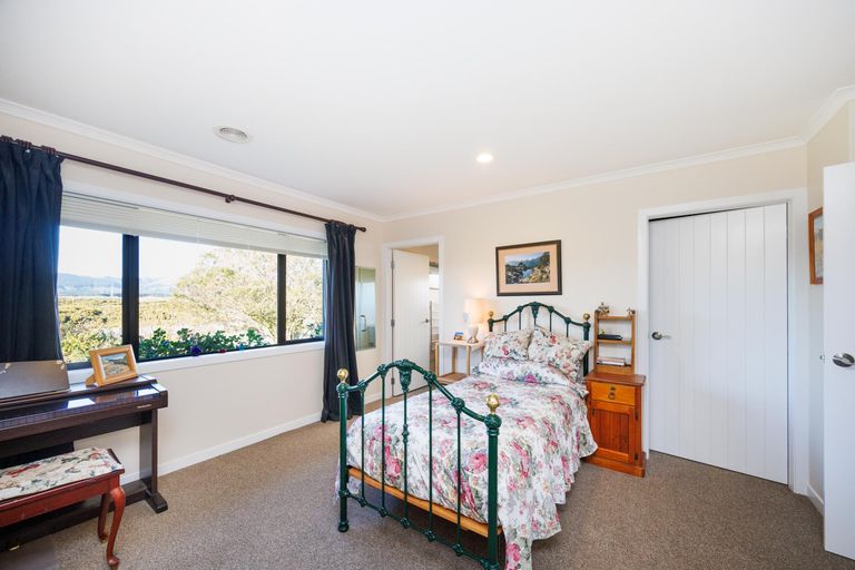 Photo of property in 12 Ron Place, Fitzherbert, Palmerston North, 4410