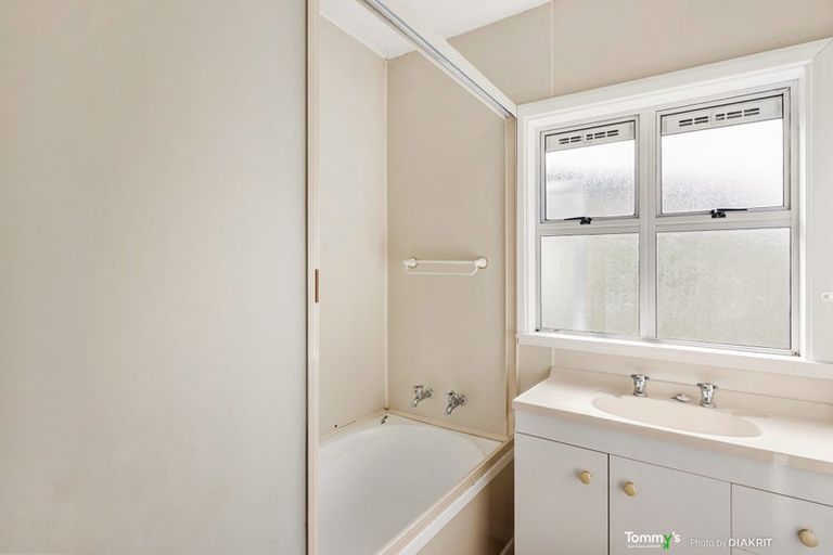 Photo of property in 15 Warrington Grove, Newlands, Wellington, 6037