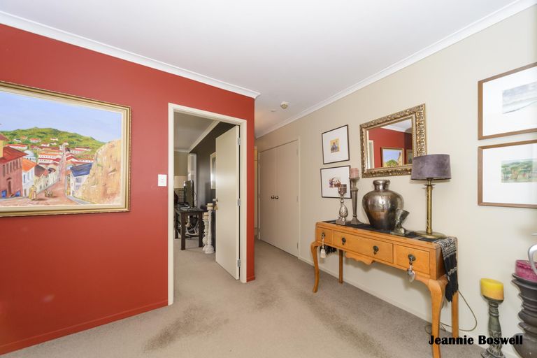Photo of property in 5 Ron Place, Fitzherbert, Palmerston North, 4410