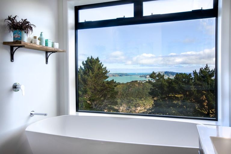 Photo of property in 16 Piper Way, Newlands, Wellington, 6037