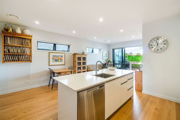 Photo of property in Frank Sargeson Apts, 4/80g Anzac Street, Takapuna, Auckland, 0622