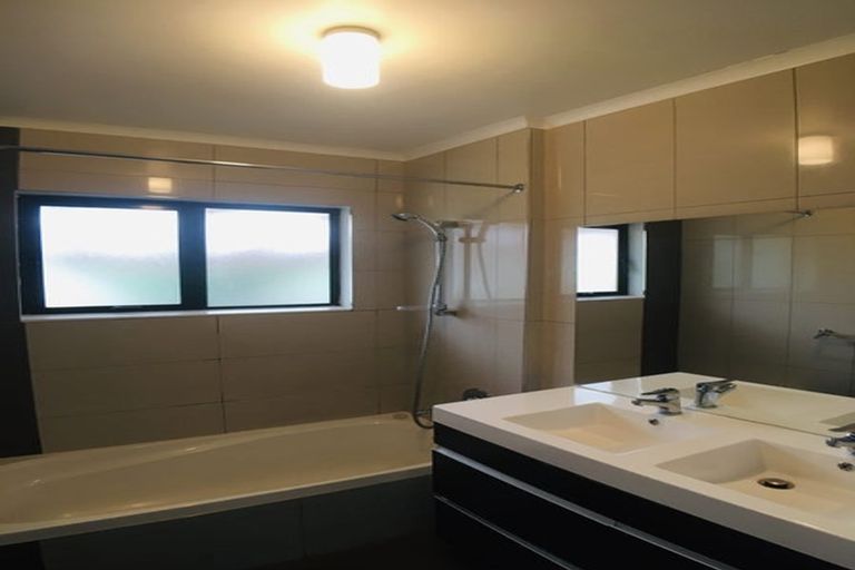 Photo of property in 30 Reeves Road, Pakuranga, Auckland, 2010