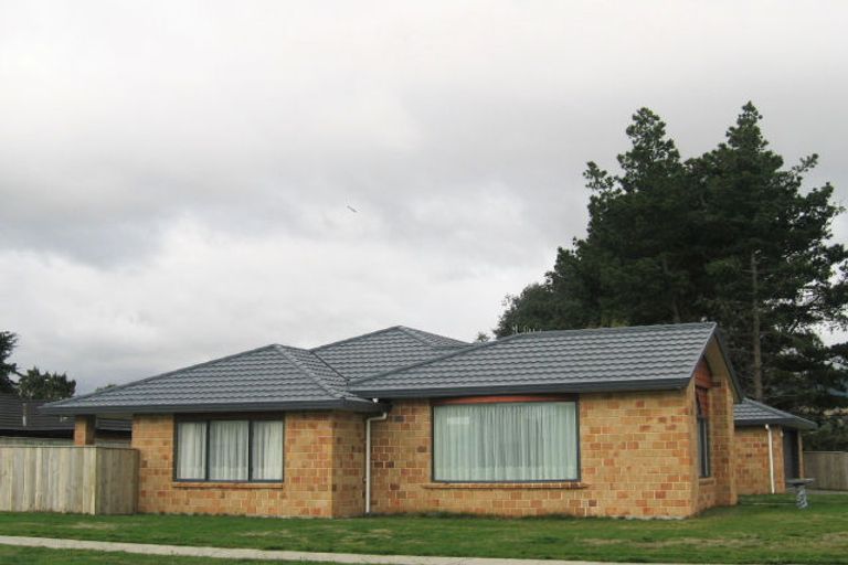 Photo of property in 25 Holcombe Drive, Paraparaumu, 5032