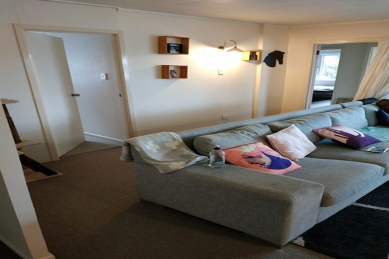 Photo of property in 8b Holiday Road, Stanmore Bay, Whangaparaoa, 0932