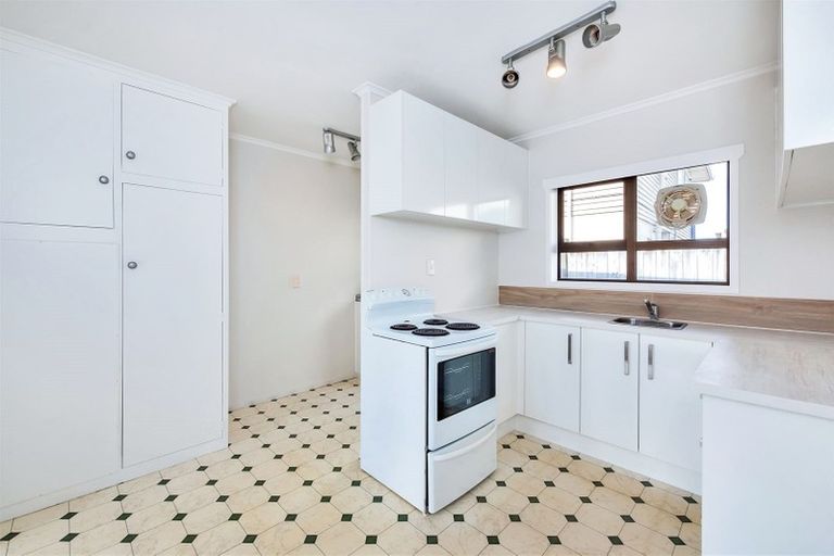 Photo of property in 2/115 Mcleod Road, Te Atatu South, Auckland, 0610