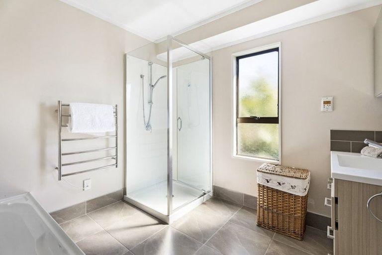 Photo of property in 21 Red Beach Road, Red Beach, 0932