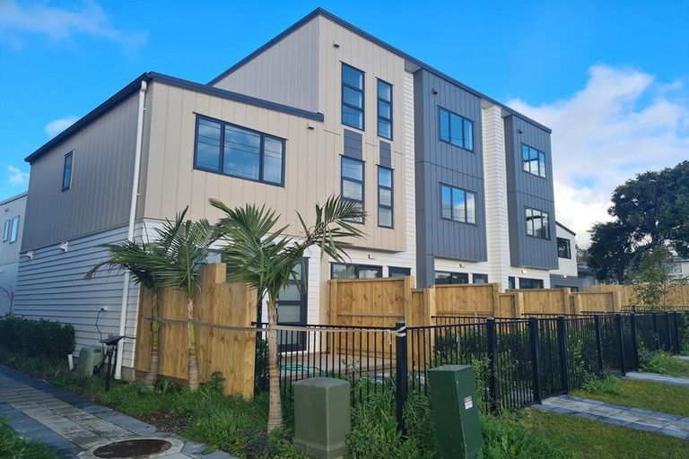 Photo of property in 3/122 Pooks Road, Ranui, Auckland, 0612
