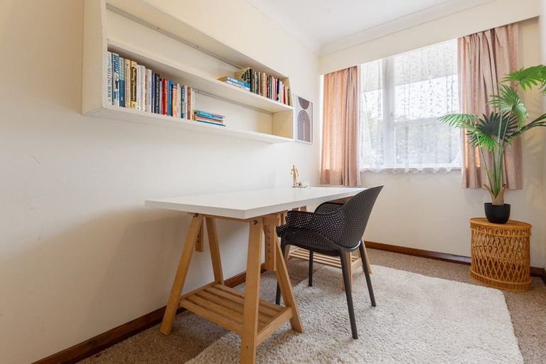 Photo of property in 16 Utauta Street, Waikanae, 5036