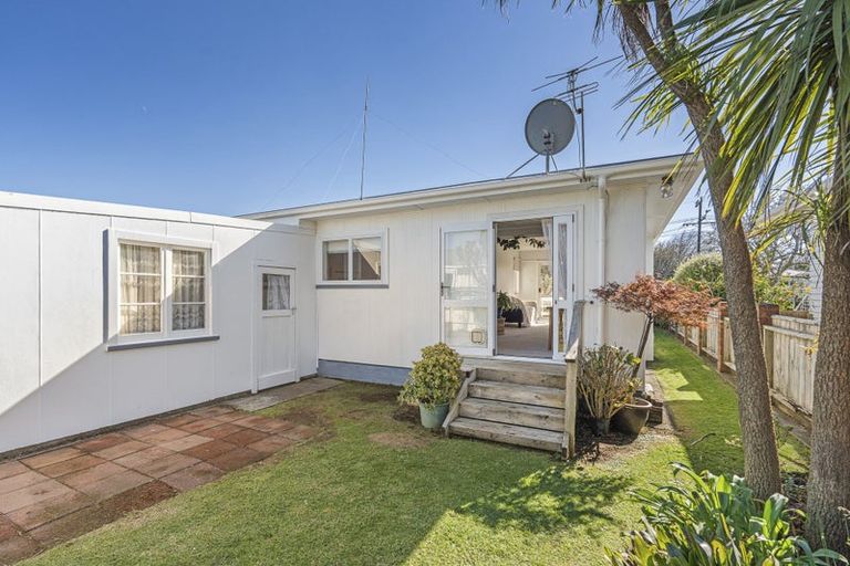 Photo of property in 2 Turakina Street, Merrilands, New Plymouth, 4312