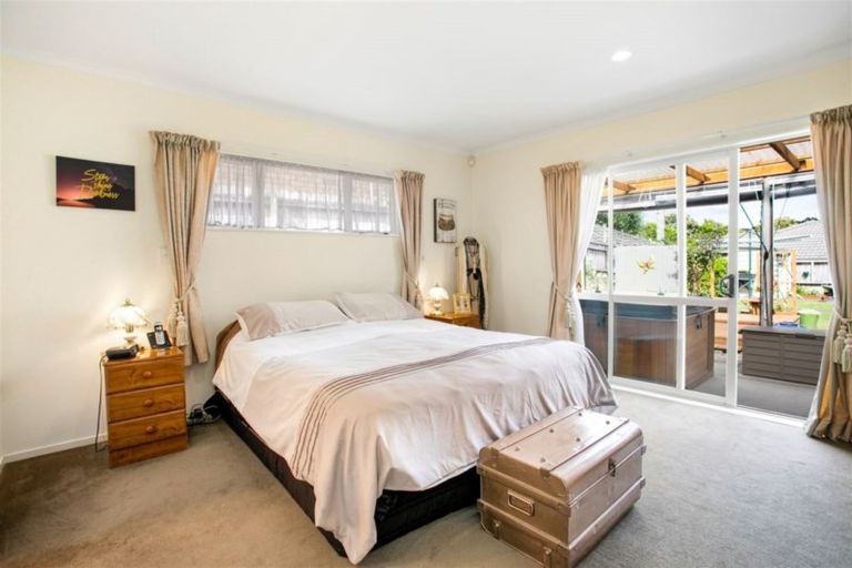 Photo of property in 2 Gendo Avenue, Henderson, Auckland, 0612