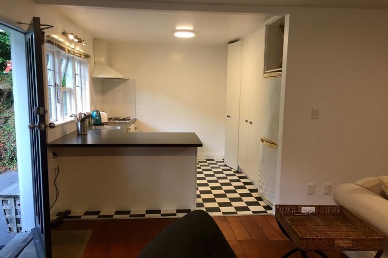 Photo of property in 2b Wilkinson Street, Oriental Bay, Wellington, 6011