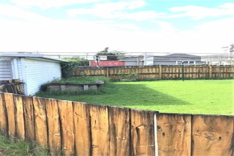 Photo of property in 13 Rewarewa Road, Te Atatu Peninsula, Auckland, 0610