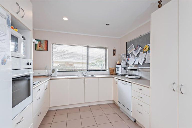 Photo of property in 21 Ginders Drive, Massey, Auckland, 0614