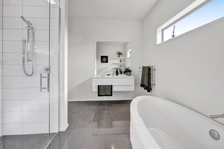 Photo of property in 2/5 Beach Street, Fitzroy, New Plymouth, 4312