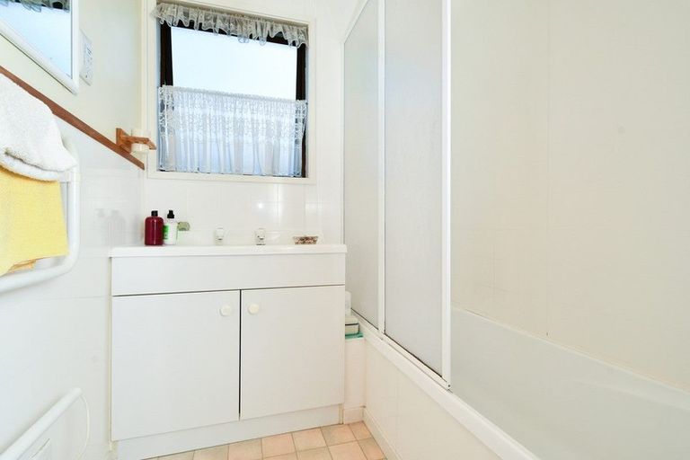 Photo of property in 94 Roberts Road, Te Atatu South, Auckland, 0610