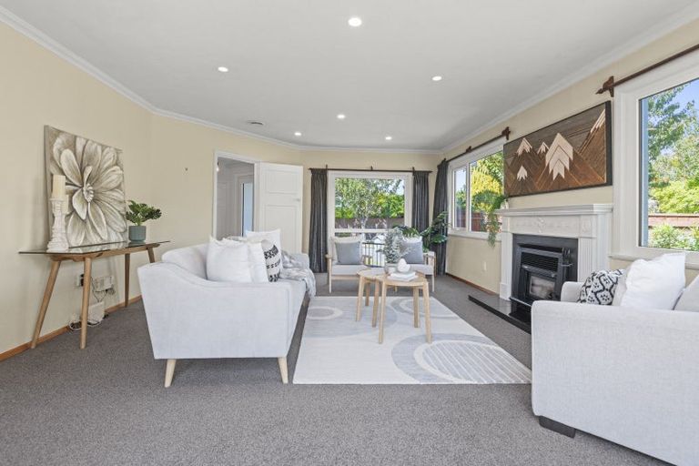 Photo of property in 1 Athlone Place, Hokowhitu, Palmerston North, 4410