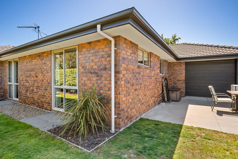 Photo of property in 8 Hoihere Place, Parklands, Christchurch, 8083