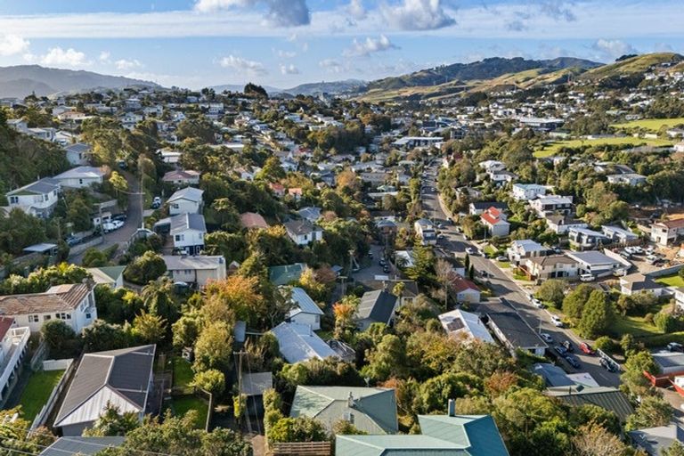 Photo of property in 129 Ruskin Road, Newlands, Wellington, 6037