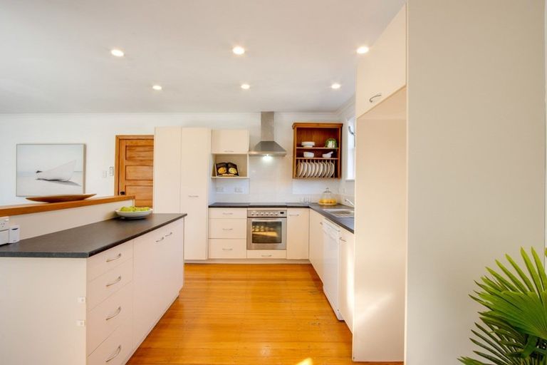 Photo of property in 11 Hammond Road, Taradale, Napier, 4112