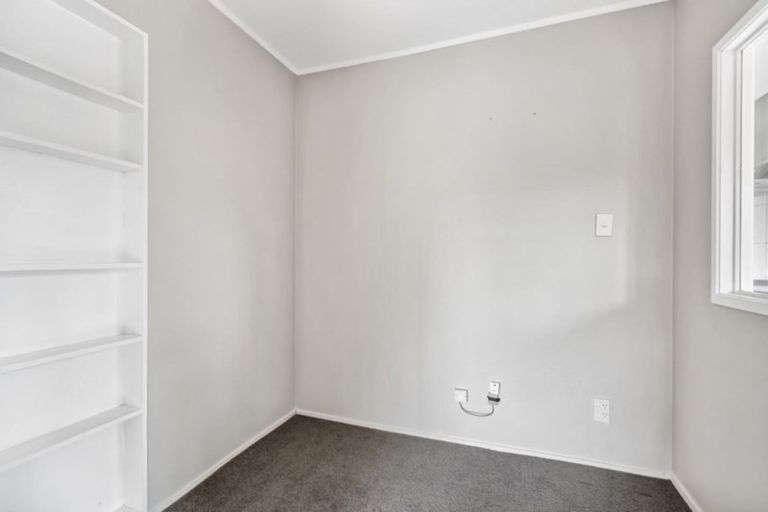 Photo of property in 2/9 Paruru Avenue, Northcote, Auckland, 0627
