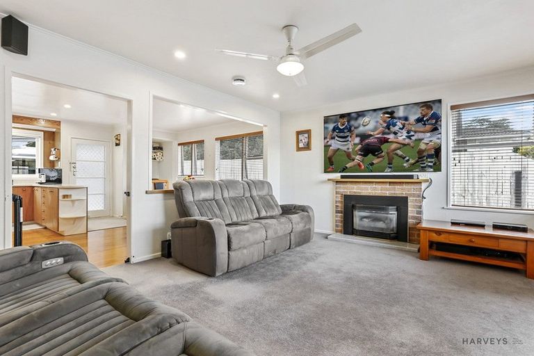 Photo of property in 42 Castleford Street, Green Bay, Auckland, 0604
