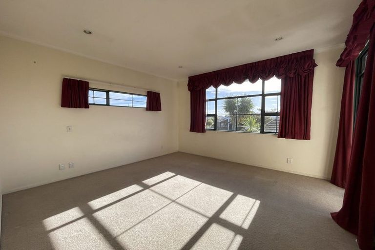 Photo of property in 9 Vinograd Drive, Te Atatu Peninsula, Auckland, 0610