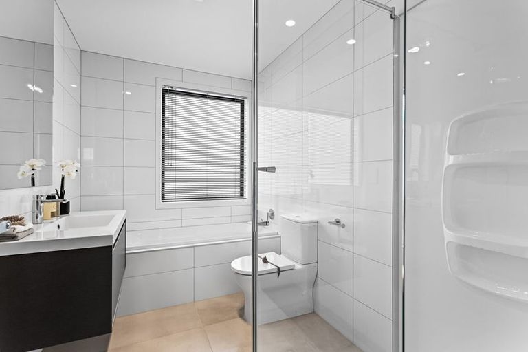 Photo of property in 6 Park Green Avenue, Rosehill, 2113