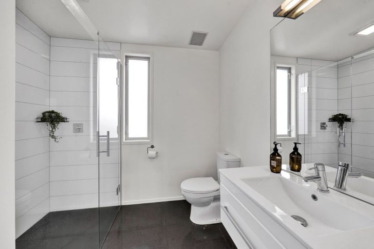 Photo of property in 2/5 Beach Street, Fitzroy, New Plymouth, 4312