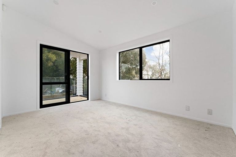 Photo of property in 122 Archibald Road, Kelston, Auckland, 0602