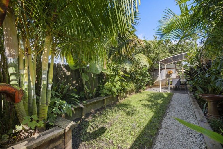 Photo of property in 3 Marbella Drive, Massey, Auckland, 0614