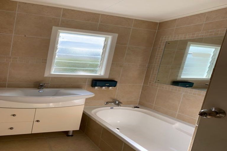 Photo of property in 1/44 College Road, Northcote, Auckland, 0627