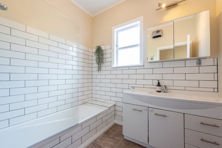 Photo of property in 87 Parkvale Road, Karori, Wellington, 6012