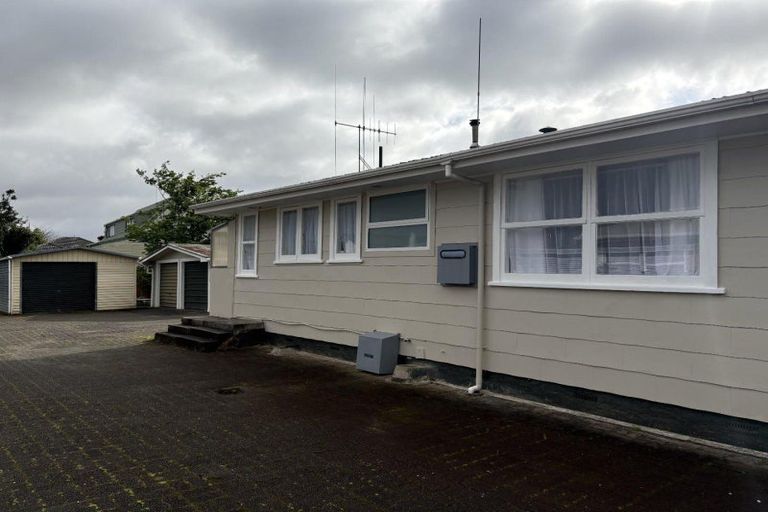 Photo of property in 8 Sandleigh Road, Hamilton Lake, Hamilton, 3204