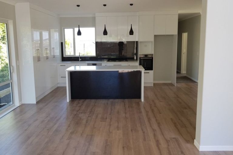 Photo of property in 17 Boocock Crescent, Orewa, 0931
