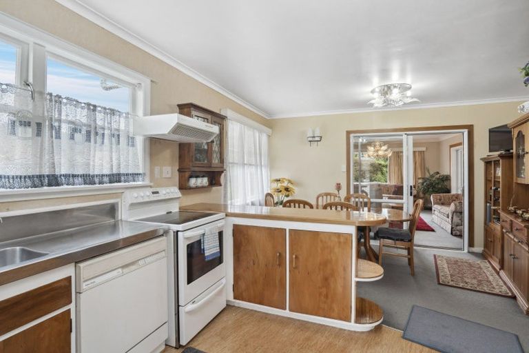 Photo of property in 12 Lane Crescent, Tawa, Wellington, 5028