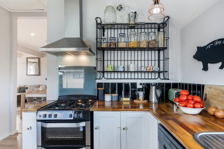 Photo of property in 114 Seaview Road, Paraparaumu Beach, Paraparaumu, 5032